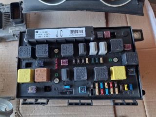 bontott OPEL ASTRA H Biztosítéktábla Motortér