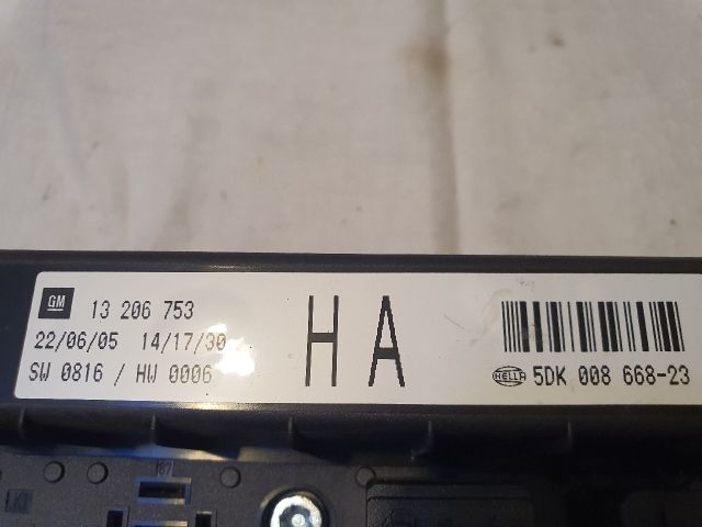 bontott OPEL ASTRA H Biztosítéktábla Motortér