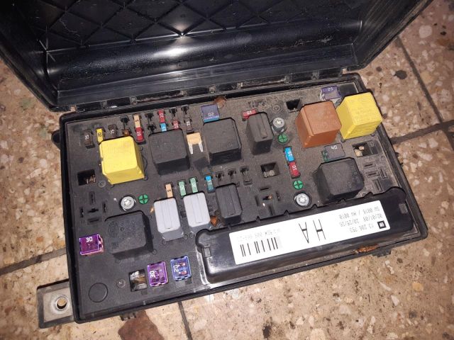 bontott OPEL ASTRA H Biztosítéktábla Motortér