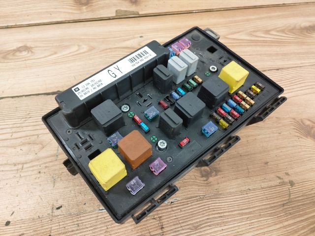 bontott OPEL ASTRA H Biztosítéktábla Motortér