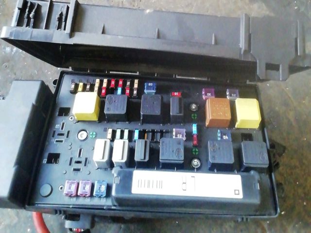 bontott OPEL ASTRA H Biztosítéktábla Motortér