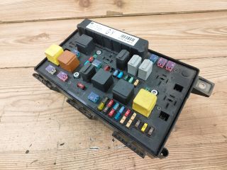 bontott OPEL ASTRA H Biztosítéktábla Motortér