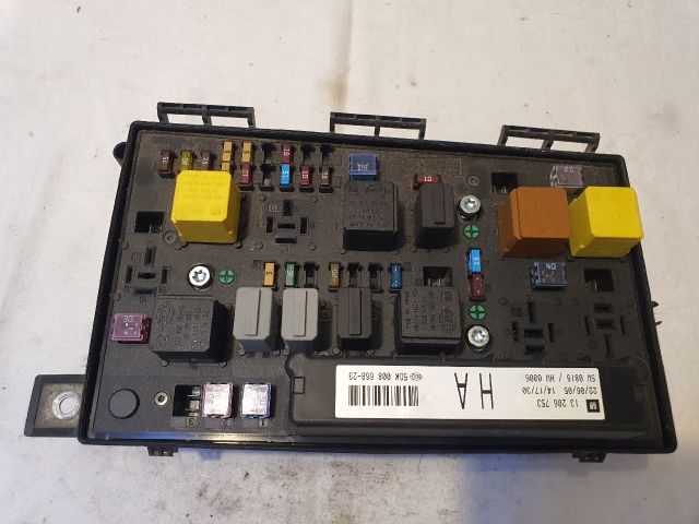 bontott OPEL ASTRA H Biztosítéktábla Motortér