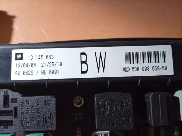 bontott OPEL ASTRA H Biztosítéktábla Motortér