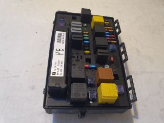 bontott OPEL ASTRA H Biztosítéktábla Motortér