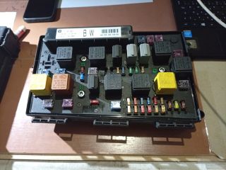 bontott OPEL ASTRA H Biztosítéktábla Motortér