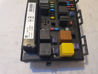 bontott OPEL ASTRA H Biztosítéktábla Motortér