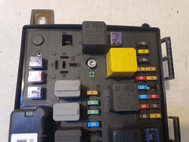 bontott OPEL ASTRA H Biztosítéktábla Motortér