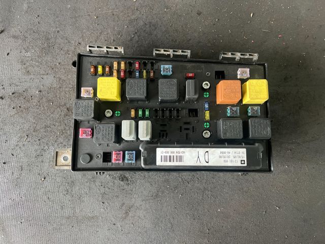 bontott OPEL ASTRA H Biztosítéktábla Motortér