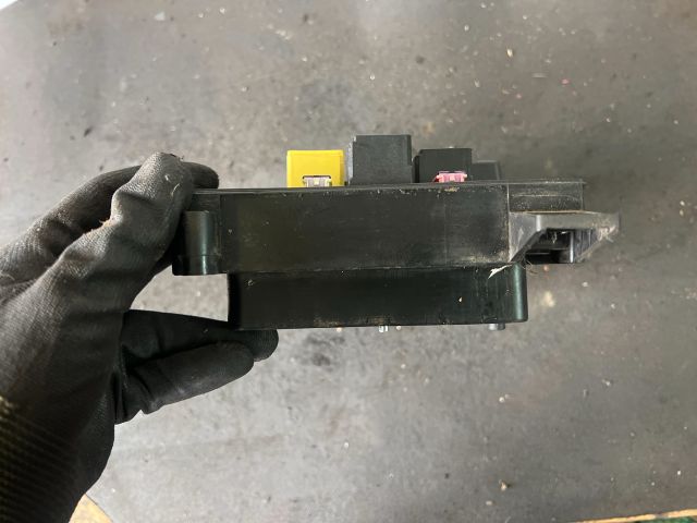 bontott OPEL ASTRA H Biztosítéktábla Motortér