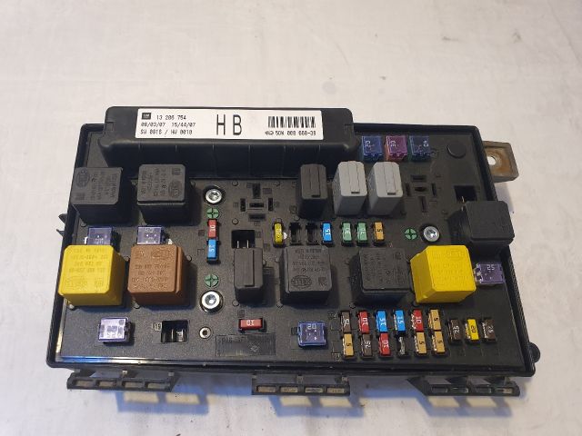 bontott OPEL ASTRA H Biztosítéktábla Motortér