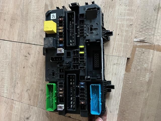 bontott OPEL ASTRA H Biztosítéktábla Motortér