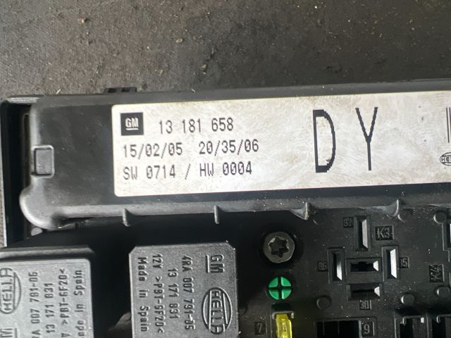 bontott OPEL ASTRA H Biztosítéktábla Motortér