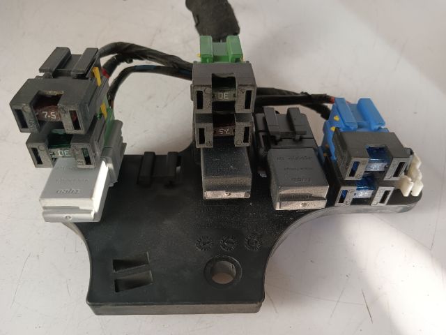 bontott OPEL ASTRA H Biztosítéktábla Motortér