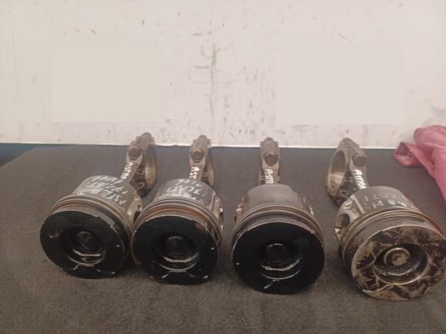 bontott OPEL ASTRA H Dugattyú