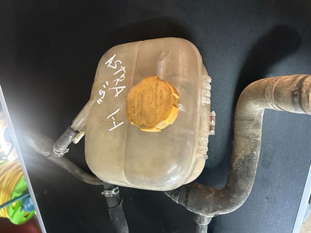 bontott OPEL ASTRA H Kiegyenlítő Tartály