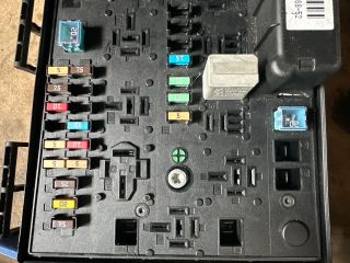 bontott OPEL ASTRA H Biztosítéktábla Motortér