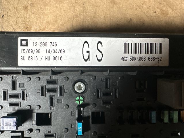 bontott OPEL ASTRA H Biztosítéktábla Motortér