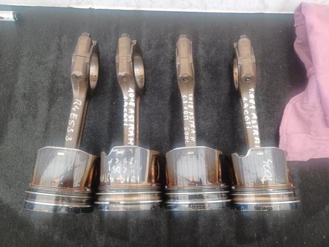 bontott OPEL ASTRA H Dugattyú