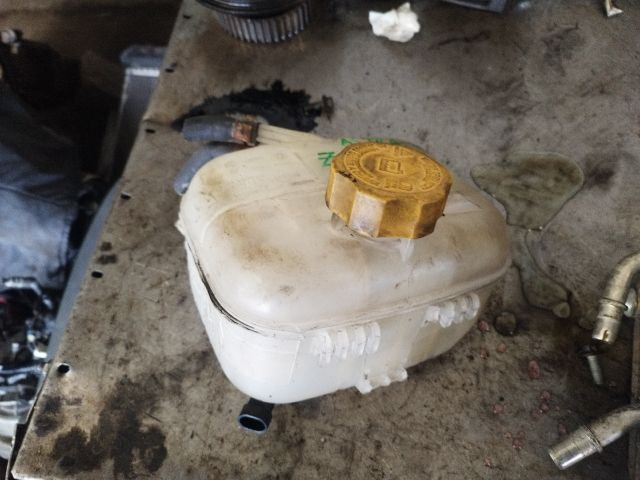 bontott OPEL ASTRA H Kiegyenlítő Tartály