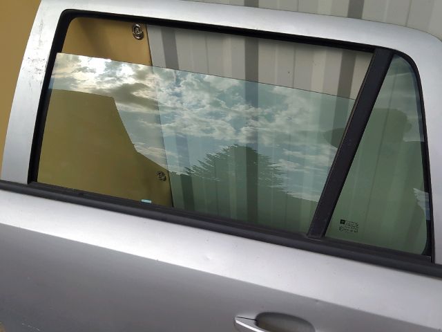 bontott OPEL ASTRA H Bal hátsó Ajtó (Részeivel)