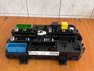 bontott OPEL ASTRA H Biztosítéktábla Csomagtér