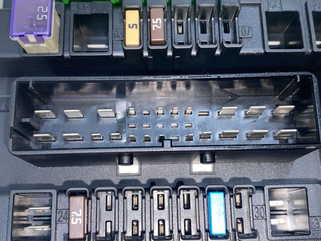 bontott OPEL ASTRA H Biztosítéktábla Csomagtér