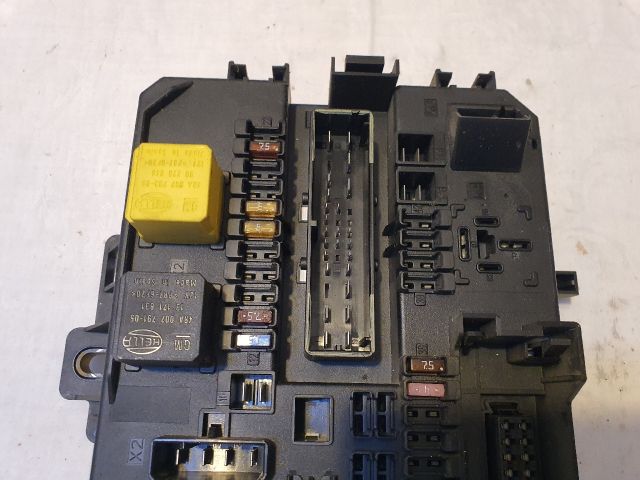 bontott OPEL ASTRA H Biztosítéktábla Csomagtér