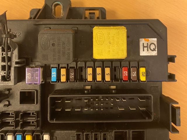 bontott OPEL ASTRA H Biztosítéktábla Csomagtér