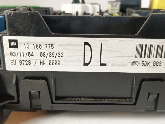 bontott OPEL ASTRA H Biztosítéktábla Csomagtér