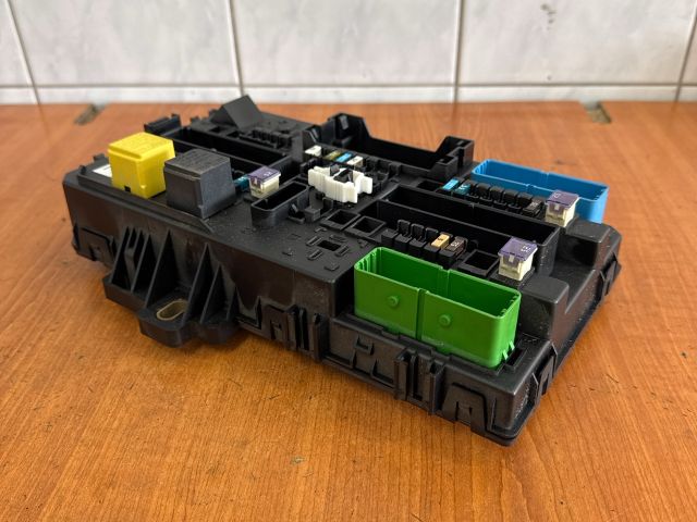 bontott OPEL ASTRA H Biztosítéktábla Csomagtér