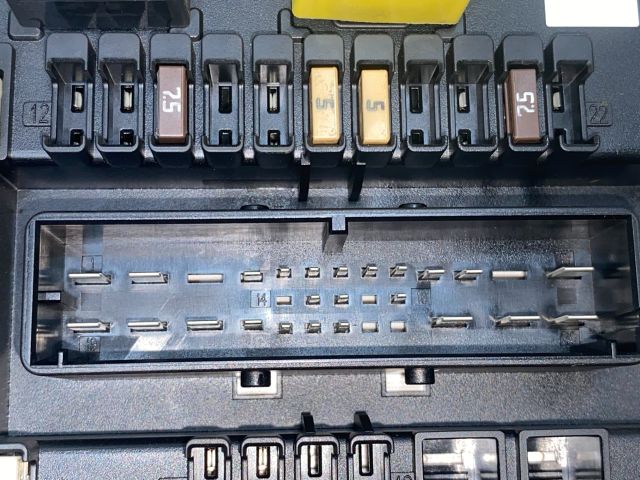 bontott OPEL ASTRA H Biztosítéktábla Csomagtér