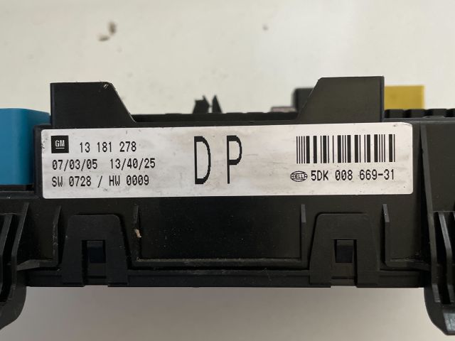 bontott OPEL ASTRA H Biztosítéktábla Csomagtér