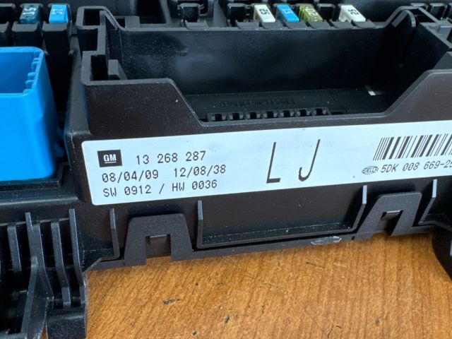 bontott OPEL ASTRA H Biztosítéktábla Csomagtér