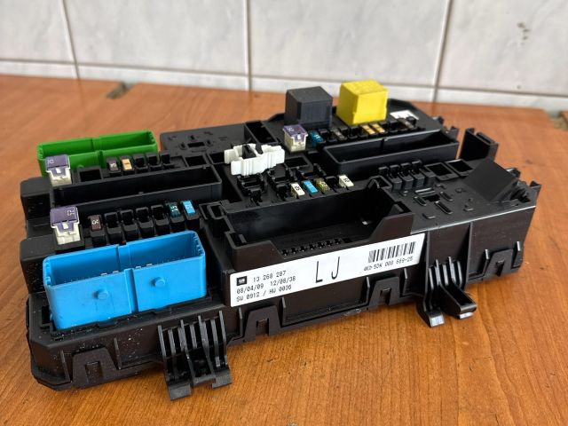 bontott OPEL ASTRA H Biztosítéktábla Csomagtér