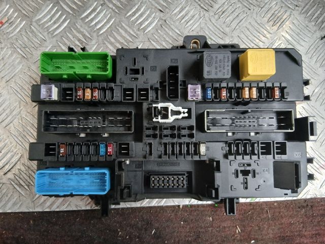 bontott OPEL ASTRA H Biztosítéktábla Csomagtér