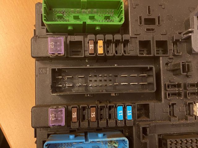 bontott OPEL ASTRA H Biztosítéktábla Csomagtér