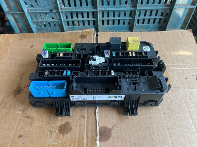 bontott OPEL ASTRA H Biztosítéktábla Csomagtér