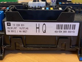 bontott OPEL ASTRA H Biztosítéktábla Csomagtér