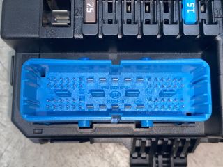 bontott OPEL ASTRA H Biztosítéktábla Csomagtér