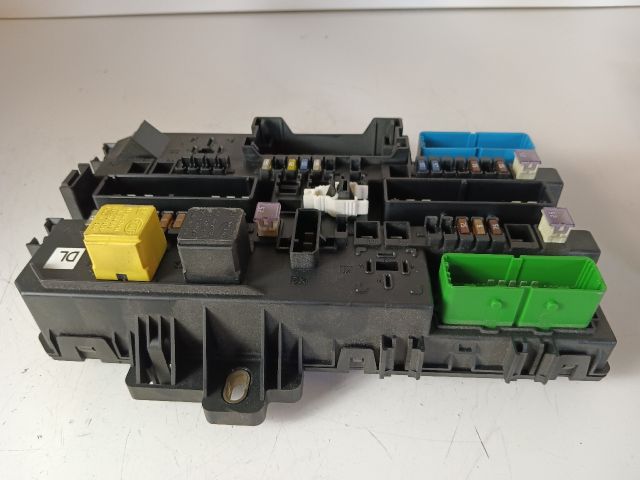 bontott OPEL ASTRA H Biztosítéktábla Csomagtér