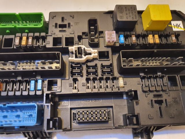 bontott OPEL ASTRA H Biztosítéktábla Csomagtér