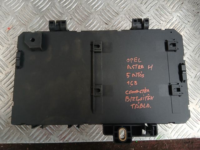 bontott OPEL ASTRA H Biztosítéktábla Csomagtér