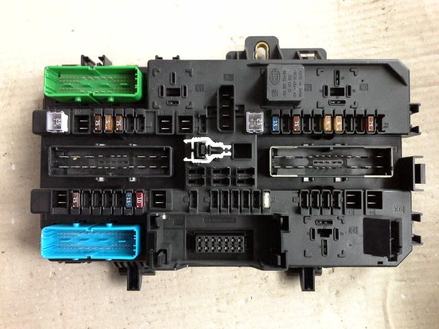 bontott OPEL ASTRA H Biztosítéktábla Csomagtér