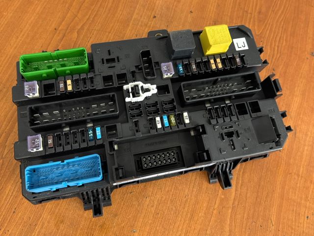 bontott OPEL ASTRA H Biztosítéktábla Csomagtér