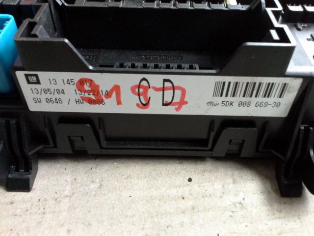 bontott OPEL ASTRA H Biztosítéktábla Csomagtér