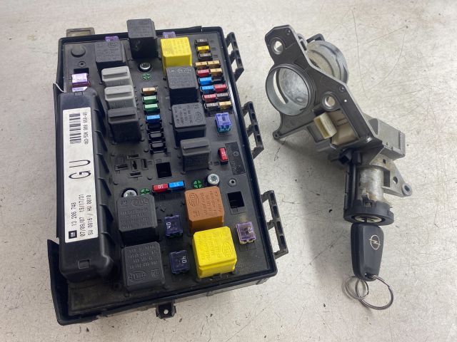 bontott OPEL ASTRA H Biztosítéktábla Doboz