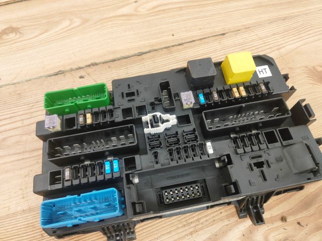 bontott OPEL ASTRA H Biztosítéktábla Utastér