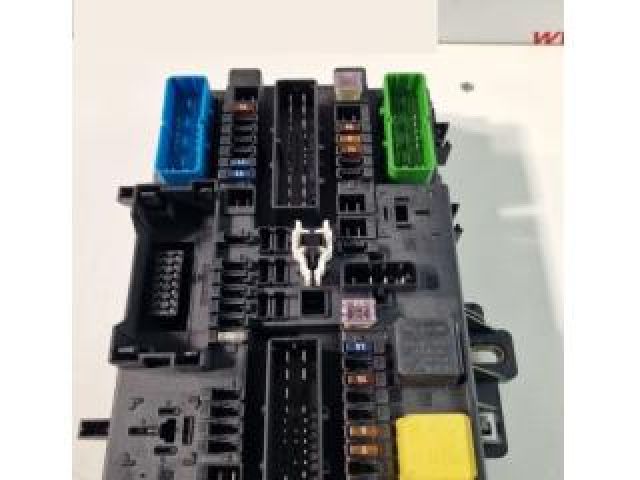 bontott OPEL ASTRA H Biztosítéktábla Utastér