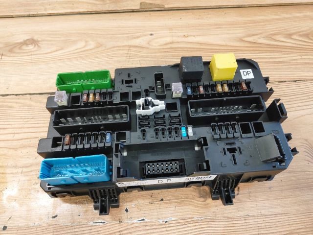 bontott OPEL ASTRA H Biztosítéktábla Utastér